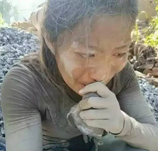 co gai vac 20 tan xi mang moi ngay va cau chuyen cam dong phia sau