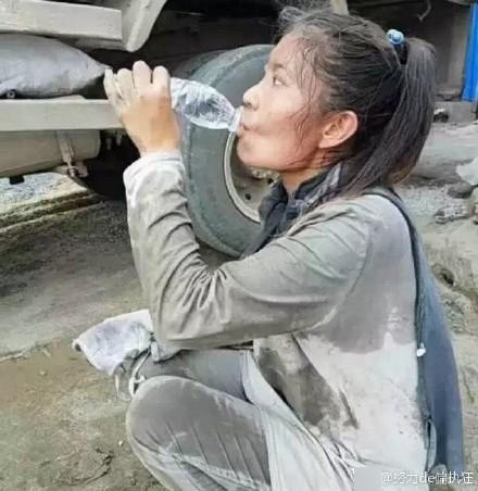 co gai vac 20 tan xi mang moi ngay va cau chuyen cam dong phia sau