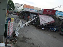 Người cha lao vào nhà ôm con gái khi cột điện đổ