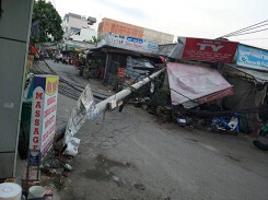 Người cha lao vào nhà ôm con gái khi cột điện đổ