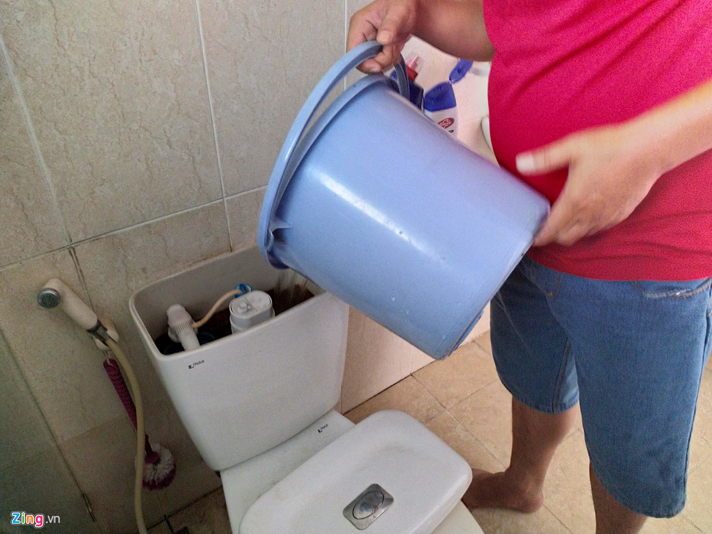 Cư dân cố bám trụ chung cư Carina Plaza trong cảnh không điện nước cu dan co bam tru chung cu carina plaza trong canh khong dien nuoc
