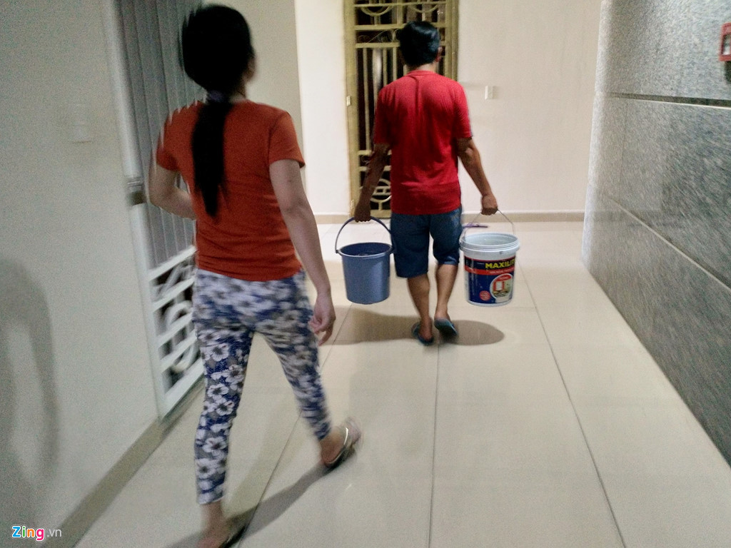 Cư dân cố bám trụ chung cư Carina Plaza trong cảnh không điện nước cu dan co bam tru chung cu carina plaza trong canh khong dien nuoc