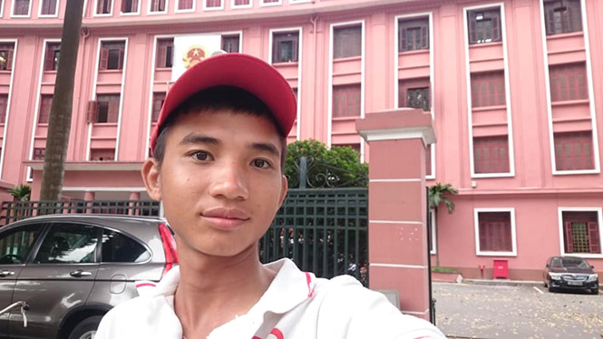 nam sinh vien di bo xuyen viet chi voi 20000 dong
