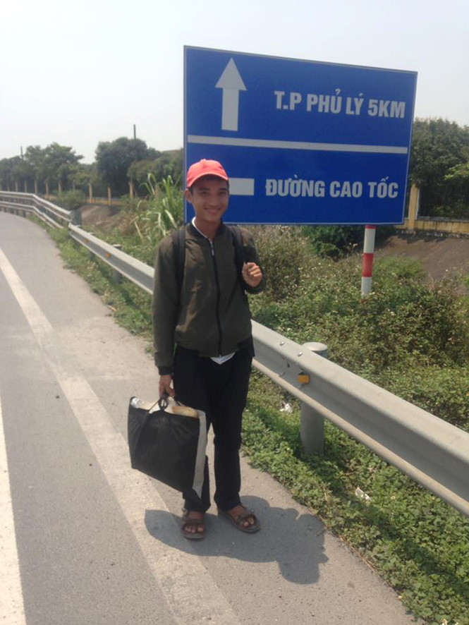 nam sinh vien di bo xuyen viet chi voi 20000 dong