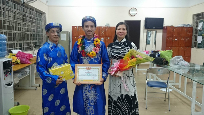 nam sinh vien di bo xuyen viet chi voi 20000 dong