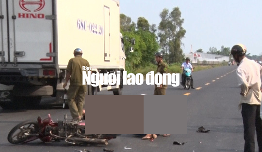 tong duoi o to 2 thanh nien bat tinh tren quoc lo