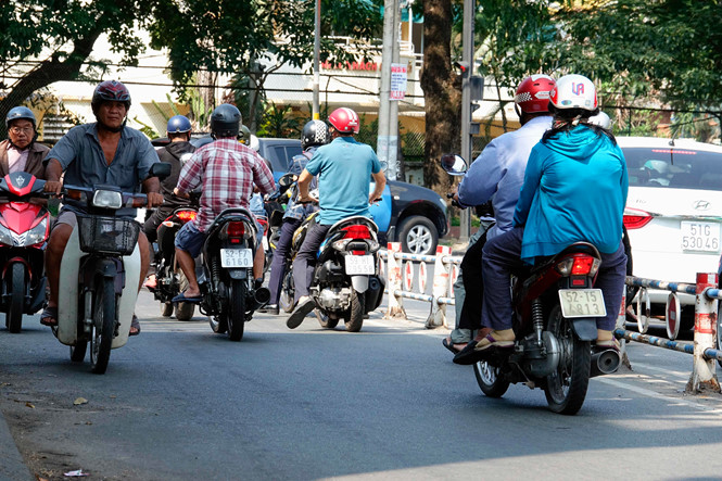 csgt tphcm mac thuong phuc ghi hinh xe chay nguoc chieu ngay trung tam