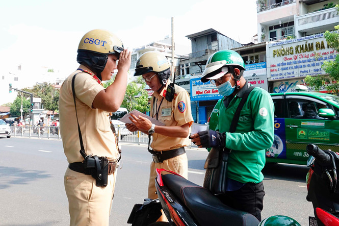 csgt tphcm mac thuong phuc ghi hinh xe chay nguoc chieu ngay trung tam