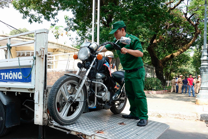 csgt tphcm mac thuong phuc ghi hinh xe chay nguoc chieu ngay trung tam