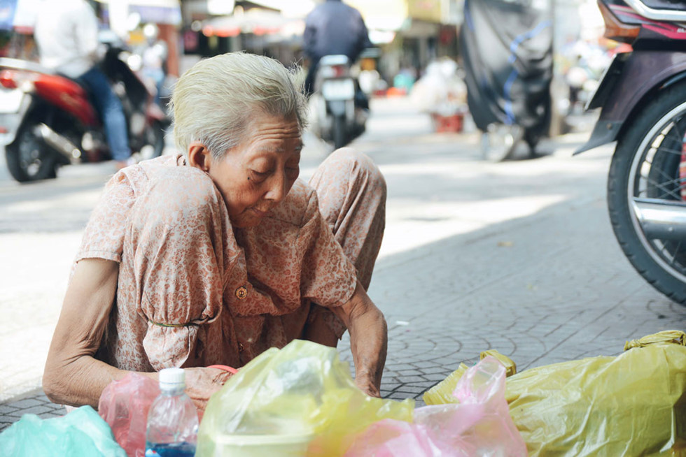 gap lai nguoi me nuoi ca ngan cho meo hoang van gian truan don doc cuoi doi