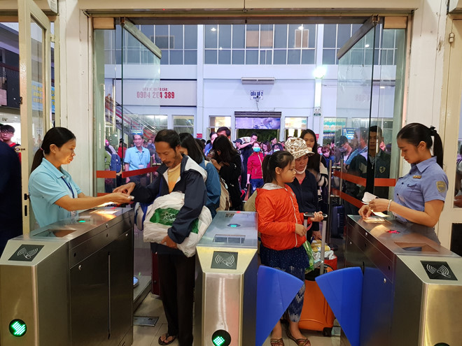 tau may bay buyt tang chuyen phuc vu le 304
