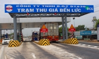 nguo i dan tu dung barie thu phi oto tren duong lien xa o hai phong