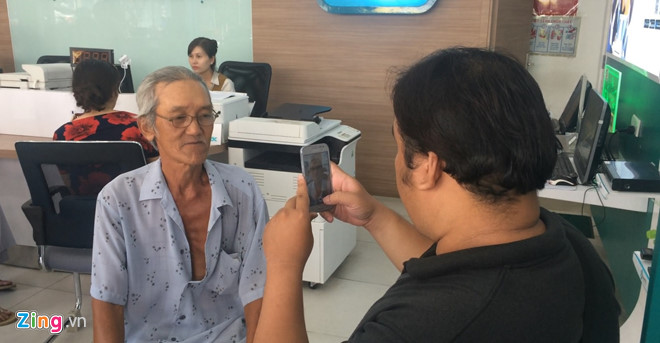 nguoi dung mat ca ngay chi de chup anh chan dung cho nha mang