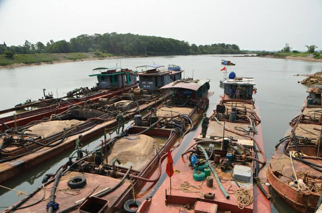 quang ninh bat giu 9 tau hut cat trai phep