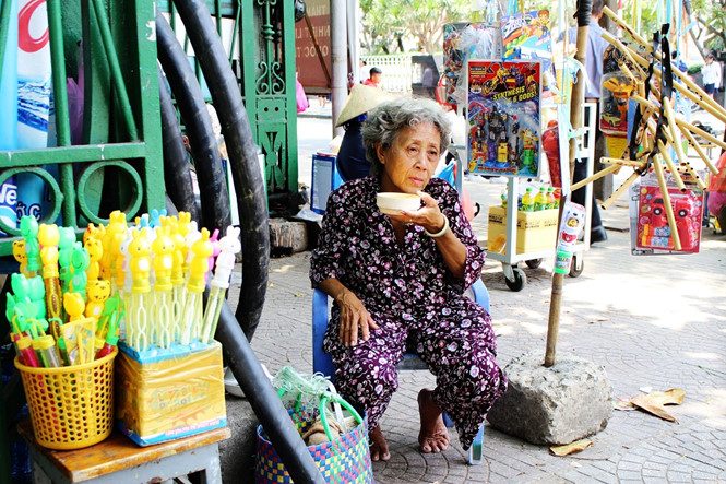 ba gia dien hon 10 nam nuoi chim troi thu hoang ngay thao cam vien sai gon