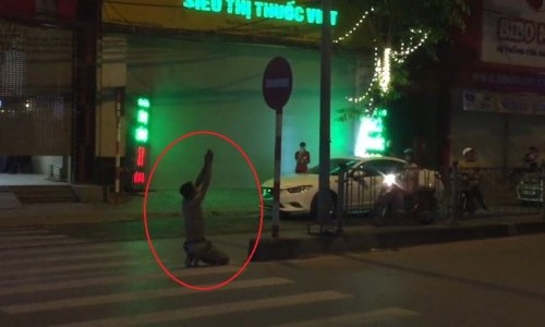 ha noi thanh nien ngao da vai lay tam su voi bien bao giao thong
