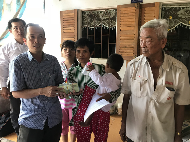 trao 210 trieu cho be 12 thang tuoi cha me bo roi bi bong nang