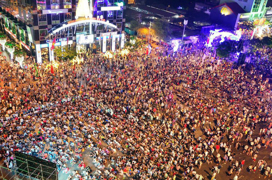 cam xe vao duong nguyen hue dem 304