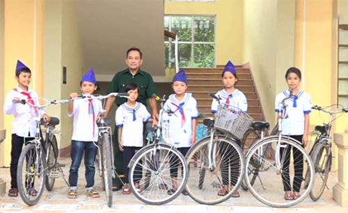 cuu binh mua phe lieu lam xe dap tang hoc sinh ngheo