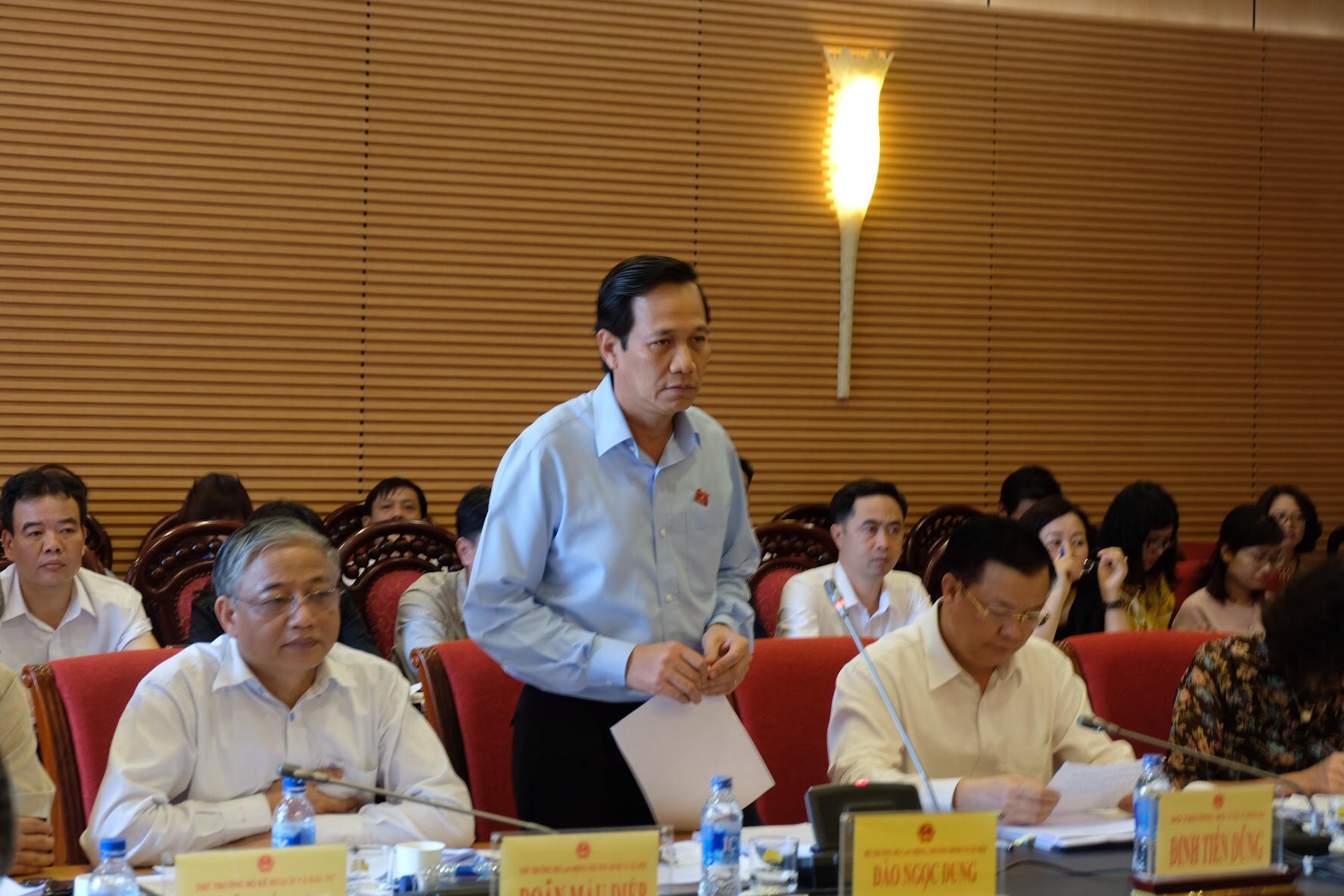 bhxh nhieu con em lanh dao khong chiu duoc ap luc xin nghi viec