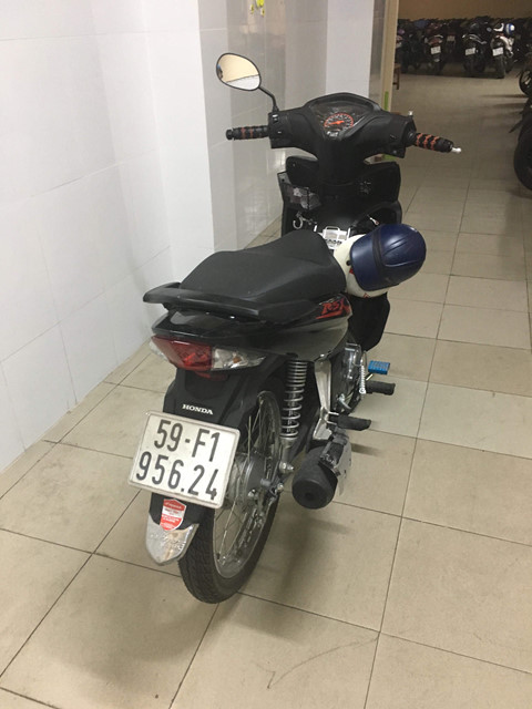 bat nghi pham cuop giat dien thoai keo le co gai o trung tam sai gon