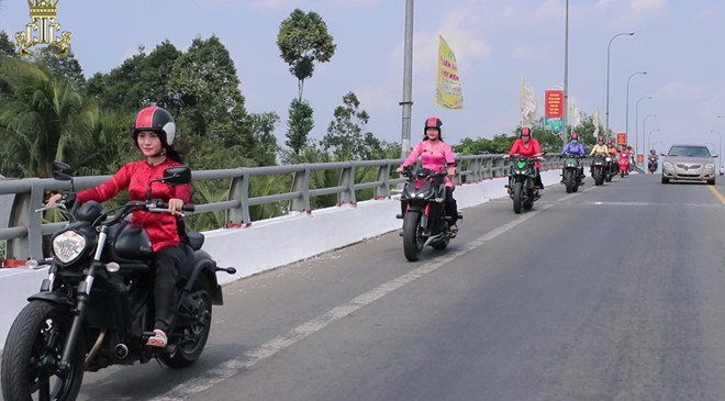 con gai mien tay mac ba ba cuoi moto phan khoi lon