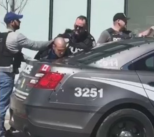 xac nguoi va manh vo keo dai tren 1 km sau vu dam xe o toronto