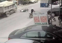 cu be lai ngoan muc cua tai xe xe mercedes s400 cuu song 2 nguoi vua nga tren duong