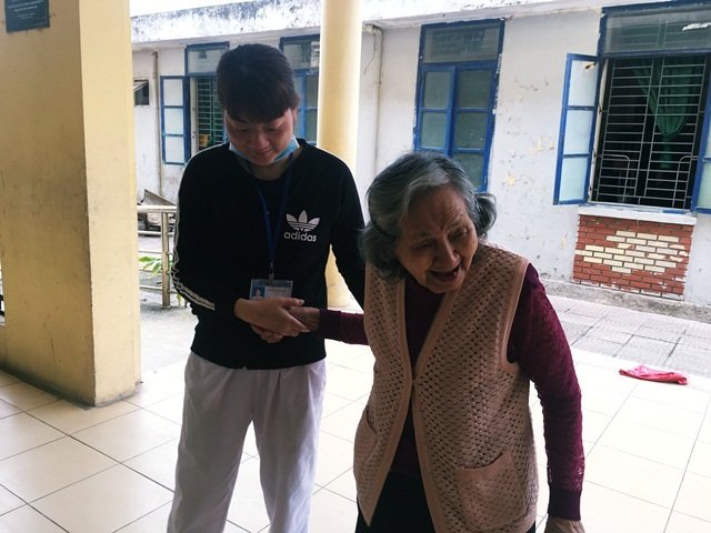 nhom nguoi la den dam tang khien nu truong phong y te bat ngo