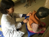 ong gia gan do nhat mu hong lam xe om mien phi cho nguoi ngheo