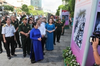 hang nghin nguoi chen chan den cong vien thu le ngay 304