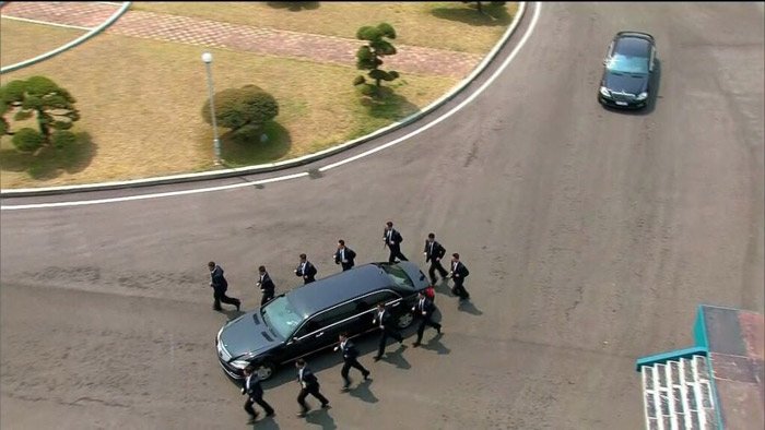 hinh anh 12 ve si vay kin chay theo xe cho kim jong un di an trua