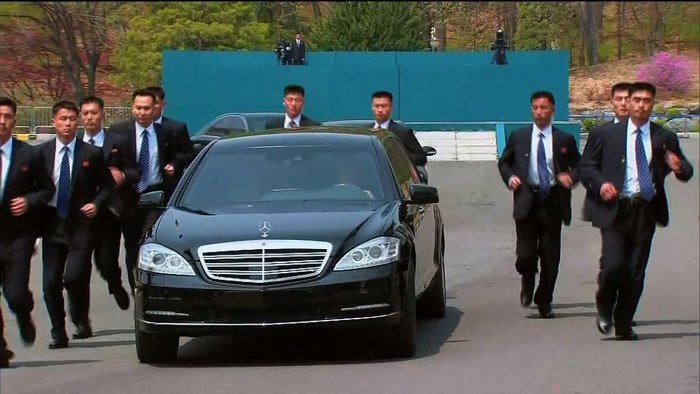 hinh anh 12 ve si vay kin chay theo xe cho kim jong un di an trua