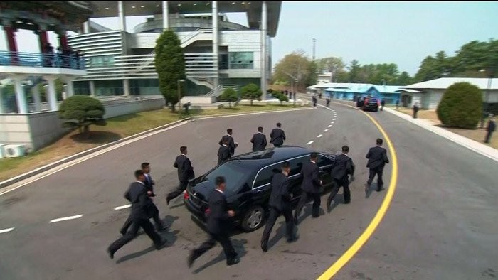 hinh anh 12 ve si vay kin chay theo xe cho kim jong un di an trua
