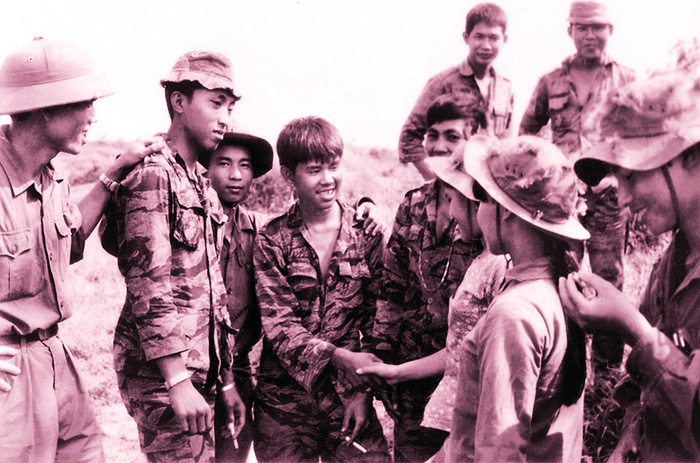 hai nguoi linh mong hoa binh mai mai