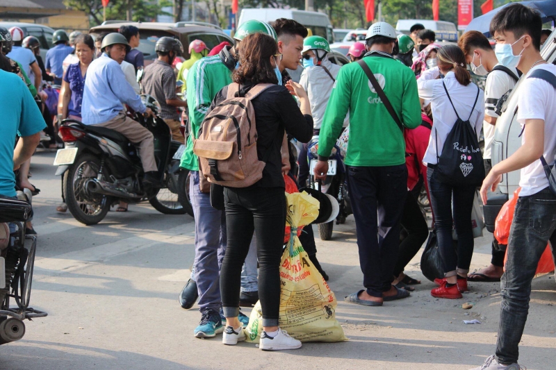 ben xe duong pho that thu khi nguoi dan un un do ve trong ngay nghi le cuoi cung