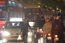 Bến xe đông nghẹt, khách 'đội mưa' trở lại Sài Gòn lúc 2h sáng
