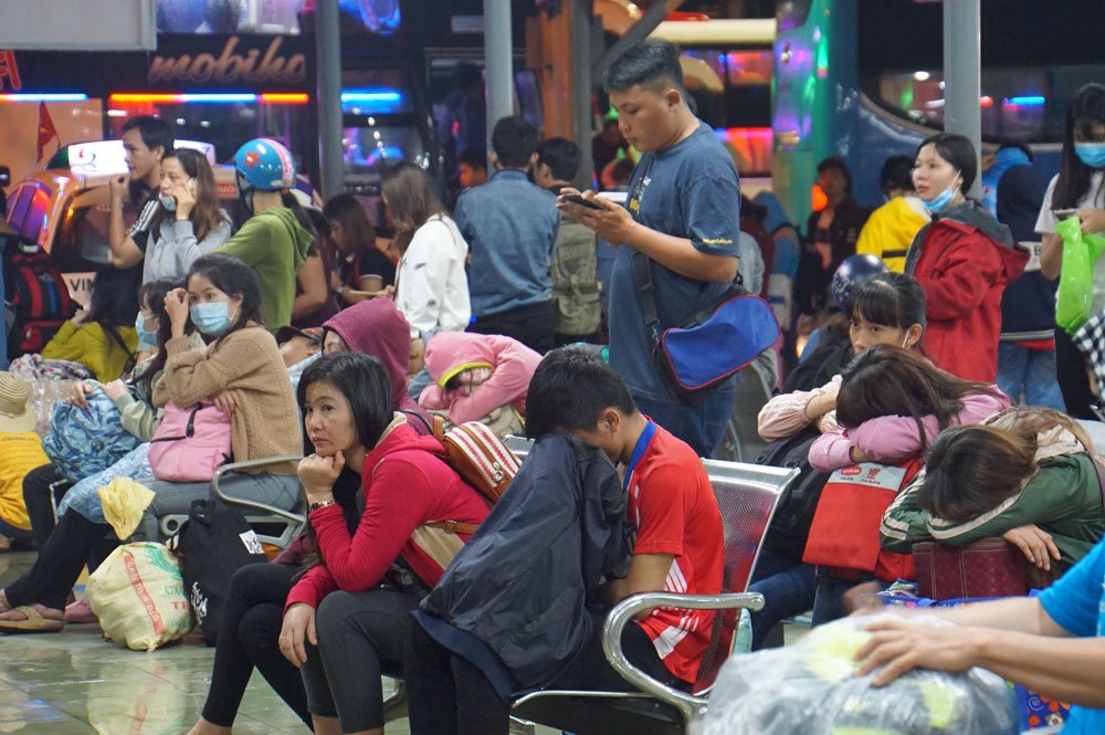 ben xe dong nghet khach doi mua tro lai sai gon luc 2h sang