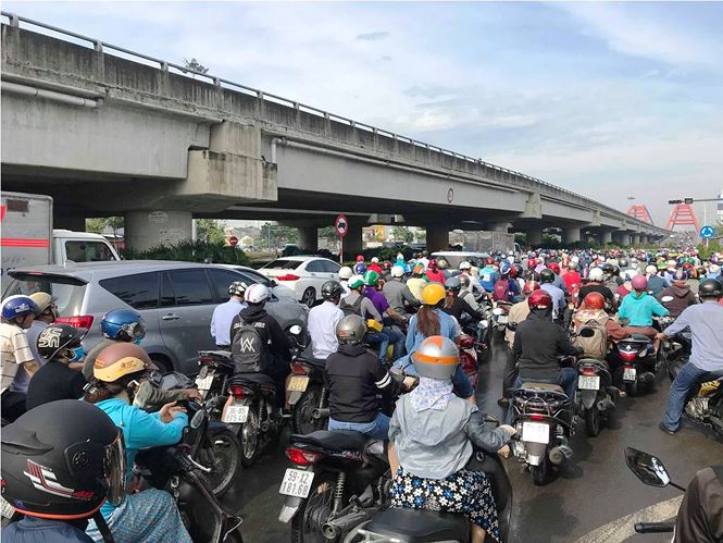 cua ngo sai gon ket xe kinh hoang sau ky nghi le