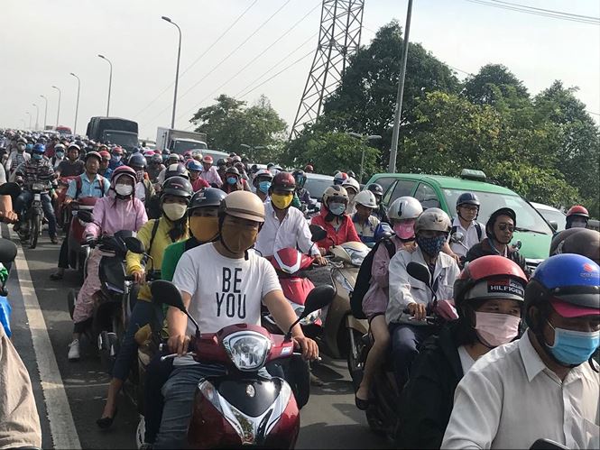 cua ngo sai gon ket xe kinh hoang sau ky nghi le