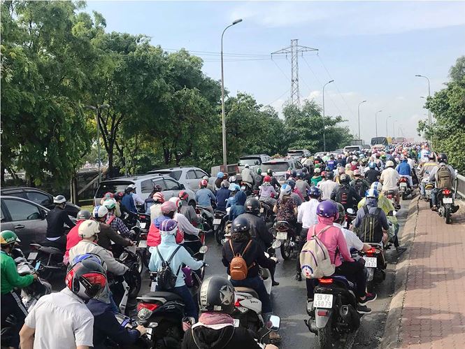 cua ngo sai gon ket xe kinh hoang sau ky nghi le