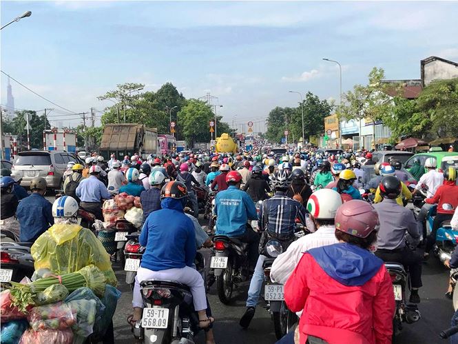 cua ngo sai gon ket xe kinh hoang sau ky nghi le
