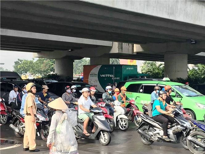 cua ngo sai gon ket xe kinh hoang sau ky nghi le