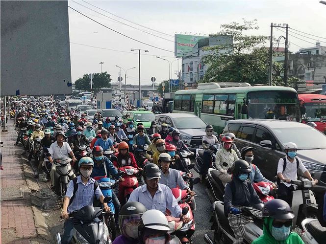 cua ngo sai gon ket xe kinh hoang sau ky nghi le