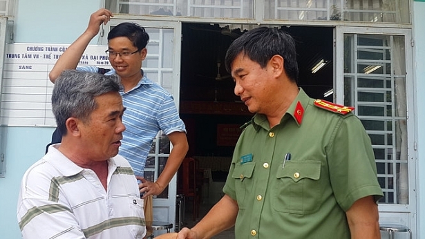 tin tuc trong ngay hom nay 25 nguoi dan doi lai 50000 tien xang va 19 csgt nghi nhan hoi lo