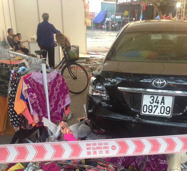 ha noi nam nhan vien rua xe lui oto bat can khien 5 nguoi trong thuong