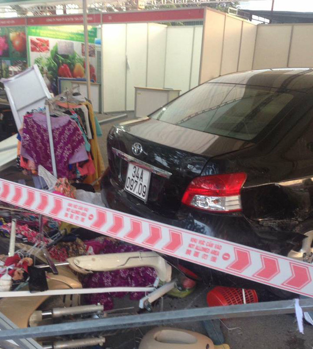 ha noi nam nhan vien rua xe lui oto bat can khien 5 nguoi trong thuong