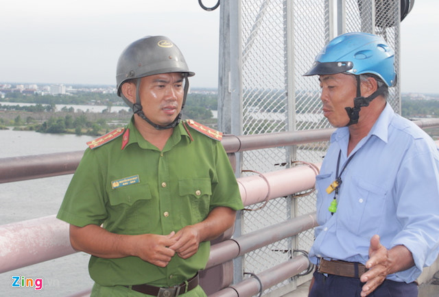 dai uy canh sat cuu nguoi phu nu 4 lan nhay cau tu tu