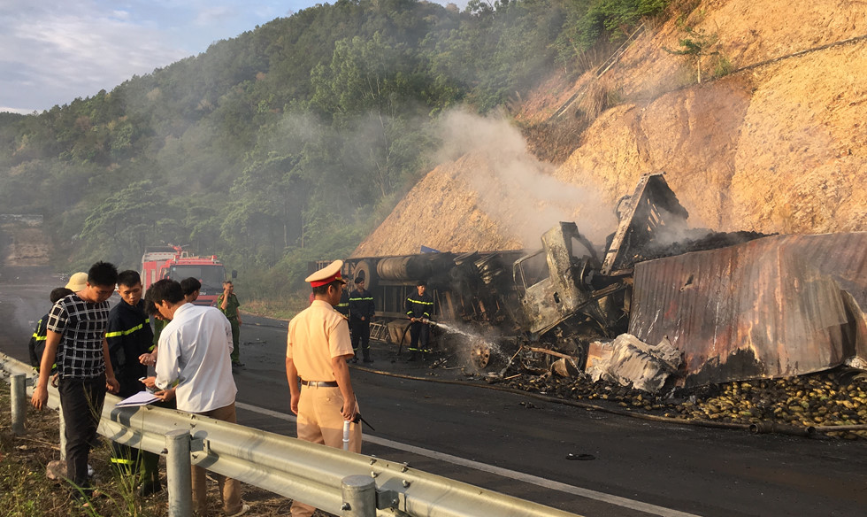 hai xe dau keo container dam nhau boc chay du doi tren deo mang yang 2 nguoi chet chay