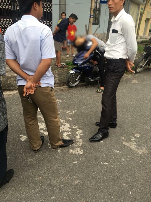 hot hoang phat hien nam thanh nien chet guc tren xe may o ven duong